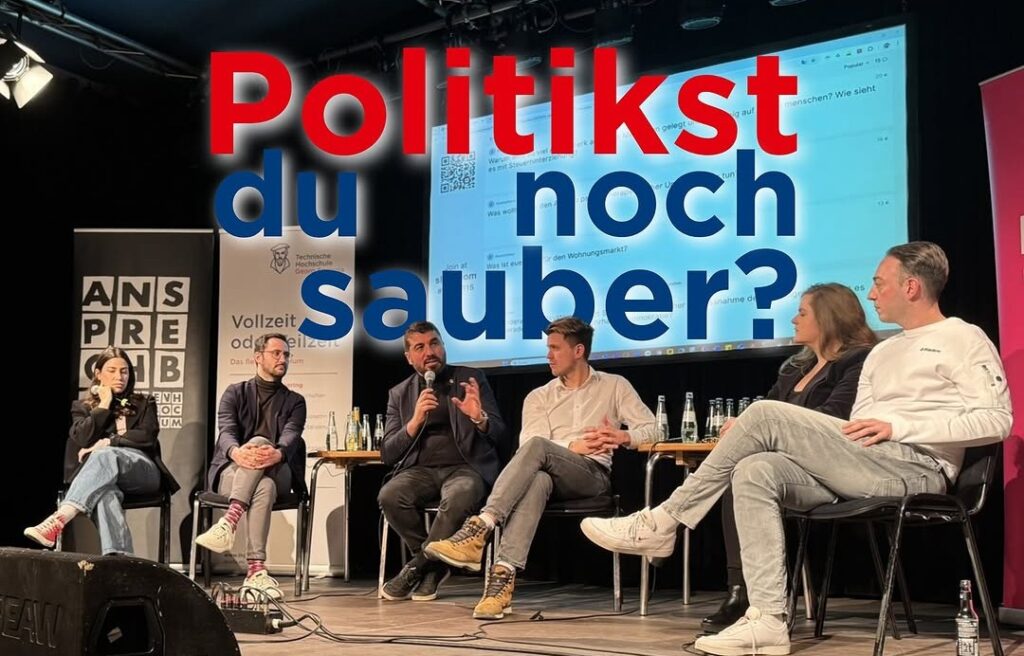 Menschen auf dem Podium - mit Schrift