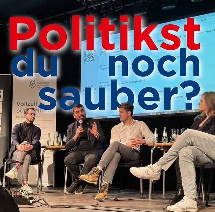 Menschen auf dem Podium - mit Schrift